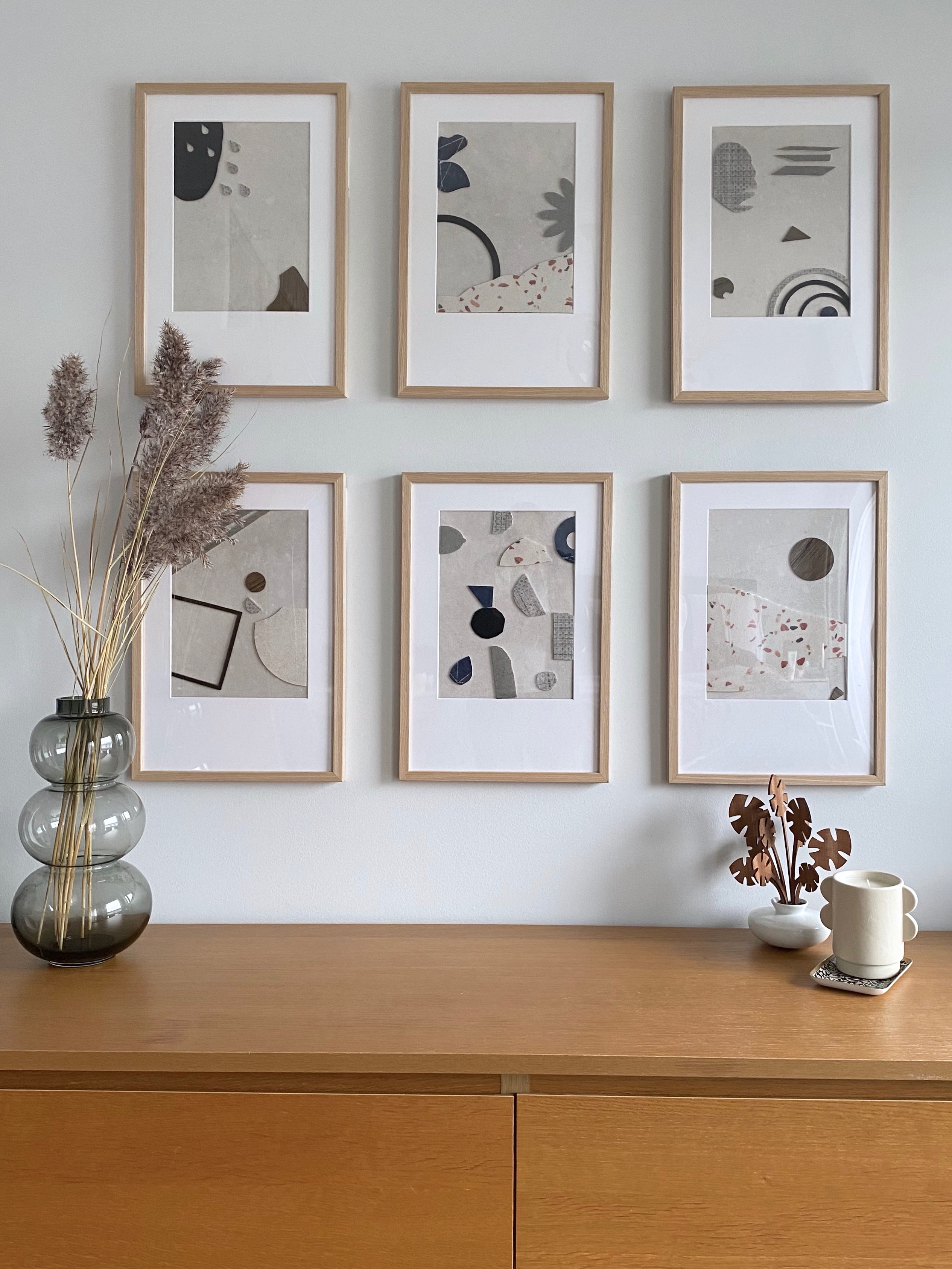 Un perete cu rame artistice, cu un stil curat și minimalist