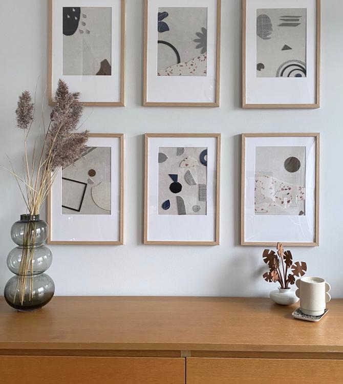 Un perete cu rame artistice, cu un stil curat și minimalist