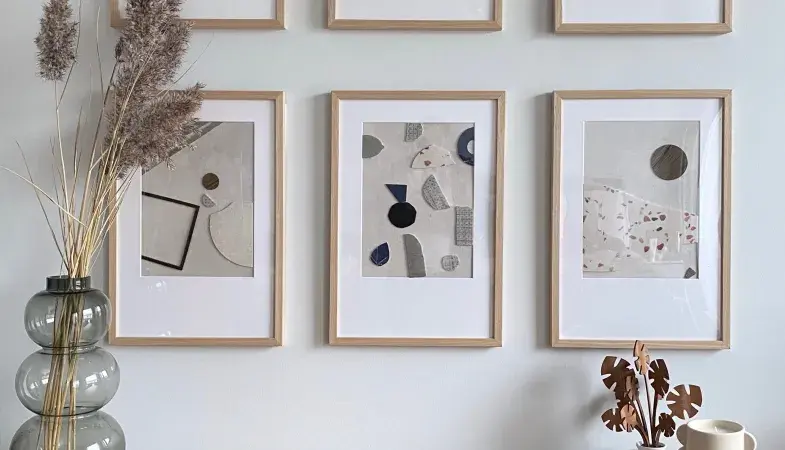 Un perete cu rame artistice, cu un stil curat și minimalist